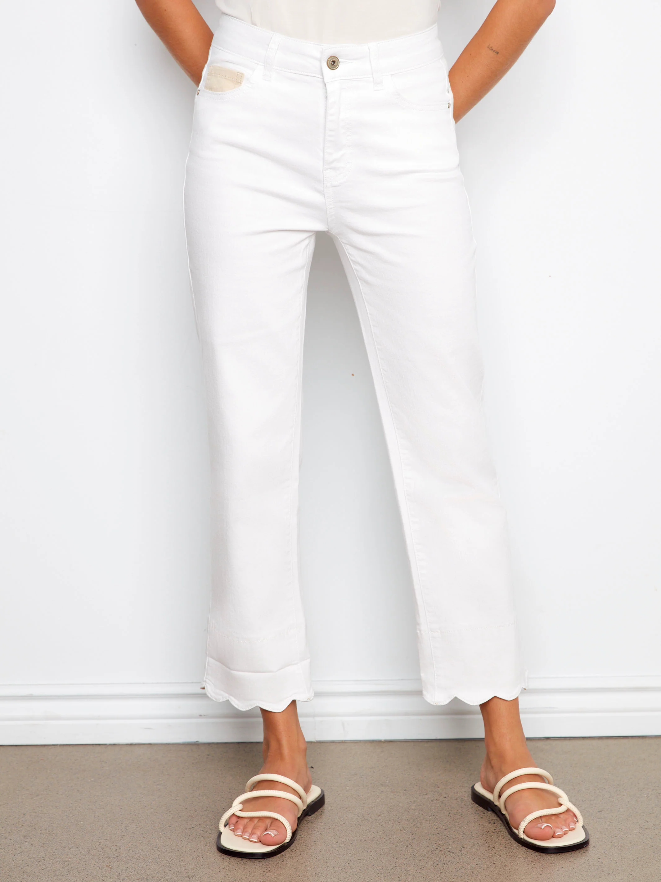 Cropped Twill Jeans With Contrast Scallop Cuff - White - Image 3